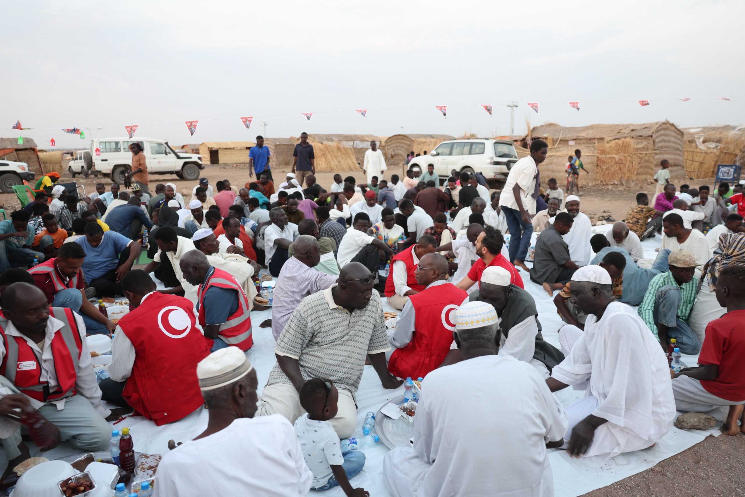 الهلال الأحمر التركي يوزع مساعدات ويقيم موائد إفطار لآلاف النازحين 1 IMG 20260227 WA0017 scaled